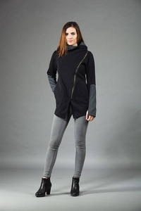 Bluza z wysoką stójką , Czarna bluza, asymetryczna bluza damska