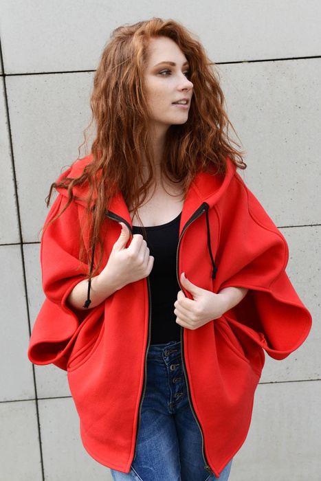 Czerwona bluza , peleryna, ponczo na zamek ponczo z kapturem