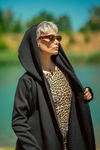 Bluza lużna damska na zamek , bluza kopertowa z kapturem czarna  bawełniana, długa bluza , płaszcz  z dzianiny