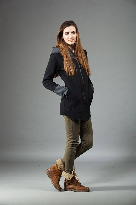 Bluza damska kangurek, czarna dresówka z kapturem w szpic