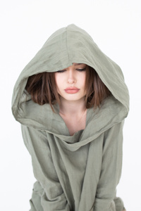 Sukienka lniana z długim rękawem i wielkim kapturem, polski len, polska produkcja, autorski wzór sukienki z lnu 