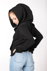 Bluza damska czarna z lekko asymetrycznym zamkiem, czarna bluza damska z dzianiny autorski projekt, polski produkt, damska bluza czarna z kapturem