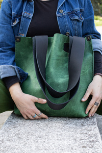 torba zielona, worek skórzany , torba na laptopa, na zakupy, torebka na ramię , zielona torebka skórzana ręcznie robiona 