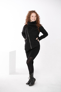 Bluza asymetryczna czarna, marynarka bawełniana czarna na zamek, krótka bluza damska ,zamek na boku bluza damska z dzianiny polskiej , produkt polski