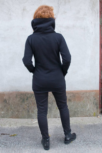 Bluza z wysoką stójką damska , dopasowana bluza czarna  asymetryczna, długa bluza z kieszeniami , made in Poland