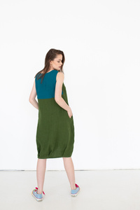 asymetryczna lniana sukienka typ bombka, handmade sukienka zielona z lnu polskiego szyta wPolsce 