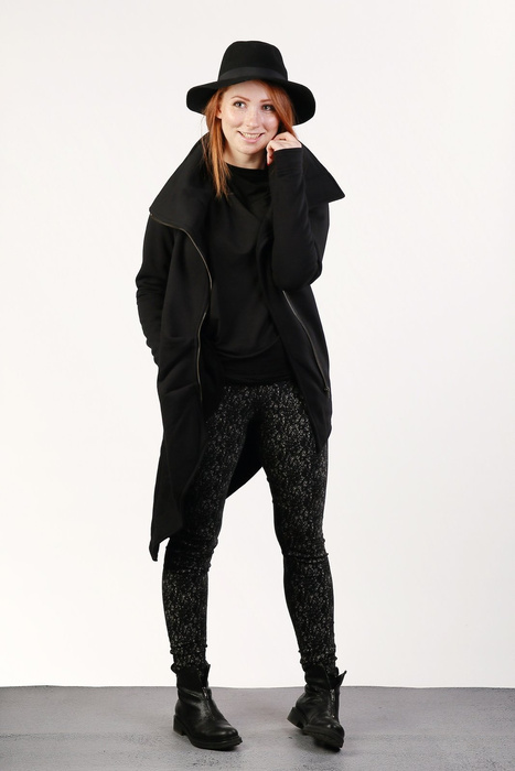 Bluza ze stójką, Płaszczyk czarny zasymetryczny