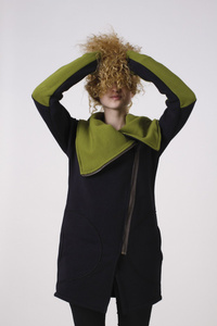 Bluza czarno zielona, Kurtka na zamek, asymetryczny krój, wysoka stójka