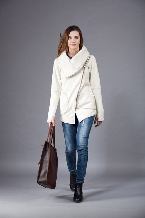 Bluza damska, autorski projekt, kremowa bluza ze stójką , bluza asymetryczna, marynarka z dzianiny