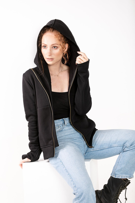 Bluza damska czarna z lekko asymetrycznym zamkiem i dużym kapturem, czarna ramoneska z dzianiny, polski produkt
