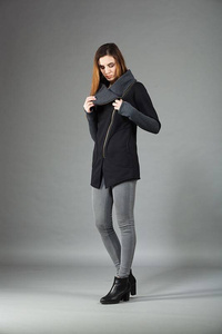 Bluza z wysoką stójką , Czarna bluza, asymetryczna bluza damska
