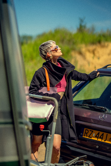 Płaszczyk , bluza damska , czarna długa bluza , czarny płaszcz ze stójką