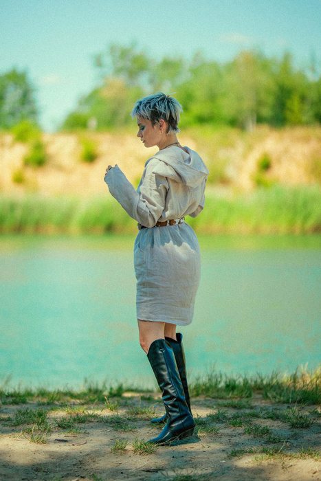 Sukienka lniana z długim rękawem i wielkim kapturem, polski len, polska produkcja, autorski wzór sukienki z lnu