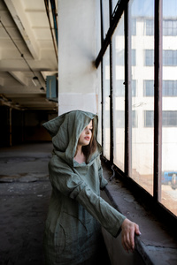 Sukienka lniana z długim rękawem i wielkim kapturem, polski len, polska produkcja, autorski wzór sukienki z lnu 