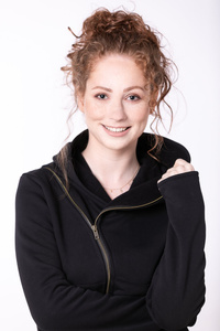 Bluza damska czarna z lekko asymetrycznym zamkiem i dużym kapturem, czarna ramoneska z dzianiny, polski produkt