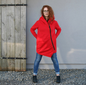 Bluza bawełniana od polskiego projektanta, czerwony płaszcz