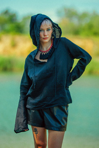 Bluza damska lniana ,polski len z certyfikatem, duży kaptur , lniana koszulka z dłgim rękawem, gotycki styl, letnia stylizacja,czarny len polska produkcja