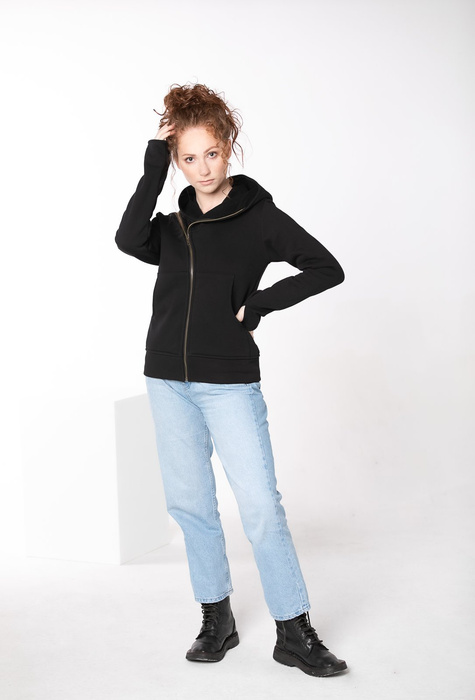 Bluza damska czarna z lekko asymetrycznym zamkiem i dużym kapturem, czarna ramoneska z dzianiny, polski produkt