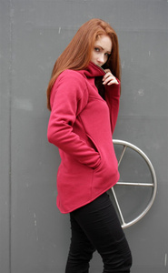 krótka damska bluza bawełniana zapinana na boku, wysoka stójka, rękawy zakończone wejściem na kciuk