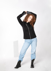 Bluza damska czarna z lekko asymetrycznym zamkiem, czarna bluza damska z dzianiny autorski projekt, polski produkt, damska bluza czarna z kapturem