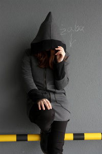 Bluza szara z kapturem damska długa , z wielkim kapturem w szpic , cyber kaptur , damski płaszcz krótki na zamek