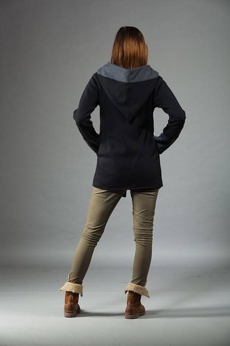 Bluza damska kangurek, czarna dresówka z kapturem w szpic