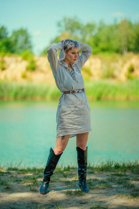 Sukienka lniana z długim rękawem i wielkim kapturem, polski len, polska produkcja, autorski wzór sukienki z lnu