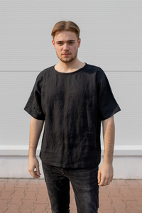 Czarna koszulka lniana męska , koszulka z czarnego polskiego lnu , czarna bluza z lnu , polski produkt