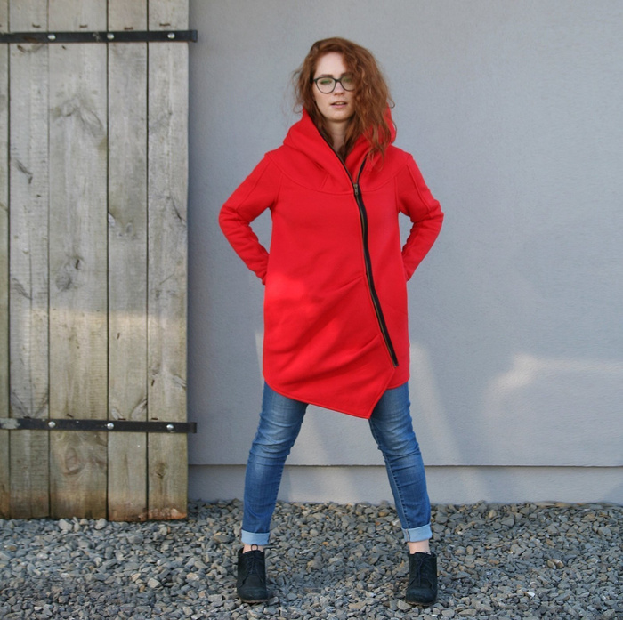 Bluza bawełniana od polskiego projektanta, czerwony płaszcz