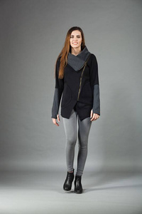 Bluza z wysoką stójką , Czarna bluza, asymetryczna bluza damska