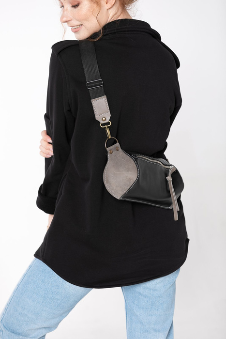 Torebka mała poręczna skórzana hand made , polski produkt, torebeczka damska ręcznie robiona, czarna mała torbaprzez ramię