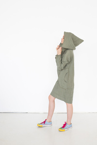 Sukienka lniana z długim rękawem i wielkim kapturem, polski len, polska produkcja, autorski wzór sukienki z lnu 