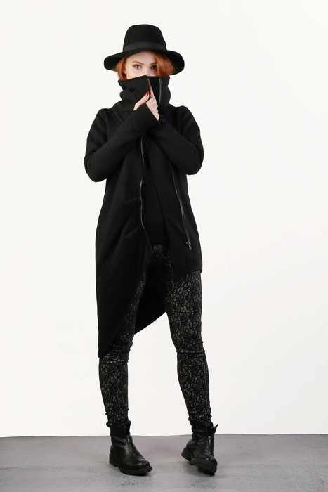 Bluza ze stójką, Płaszczyk czarny zasymetryczny