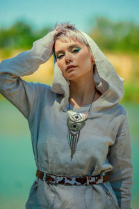 Sukienka lniana z długim rękawem i wielkim kapturem, polski len, polska produkcja, autorski wzór sukienki z lnu 