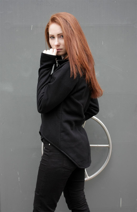 Bluza czarna damska krótka , sportowa czarna bluza , bluza czarna na zamek ze stójką