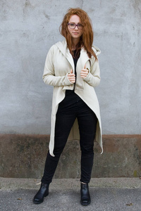 Płaszcz damski, kremowy  trencz z kapturem, bluza długa kremowa, asymetryczny zamek , duży kaptur