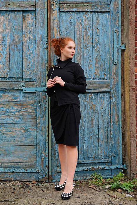 Czarna bluza, marynarka asymetryczna, żakiet z dzianiny