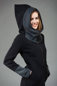 Bluza damska kangurek, czarna dresówka z kapturem w szpic