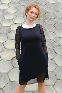 Sukienka bawełniana z rękawmi z tiulu, mała czarna