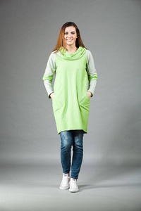 Tunika z kapturem, sukienka groszkowa z kieszeniami, luźna sukienka 