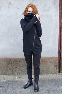 Bluza z wysoką stójką damska , dopasowana bluza czarna  asymetryczna, długa bluza z kieszeniami , made in Poland