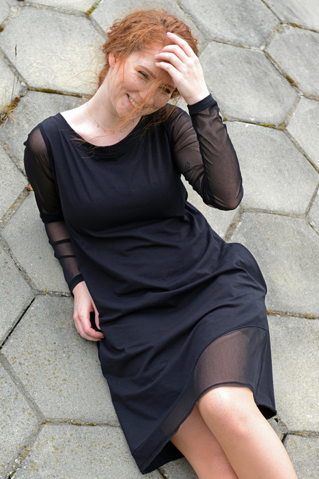 Sukienka bawełniana z rękawmi z tiulu, mała czarna