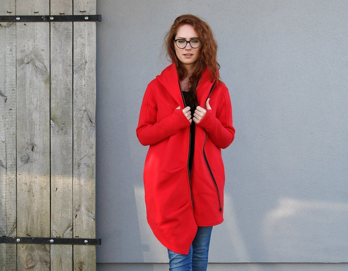 Bluza bawełniana od polskiego projektanta, czerwony płaszcz