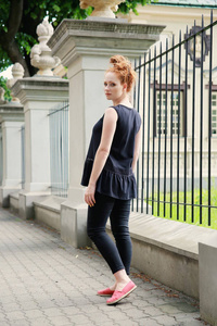 Bluzka czarna z koronką, tunika rozkloszowana, koszulka czarna 