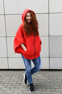 Czerwona bluza , peleryna, ponczo na zamek ponczo z kapturem 