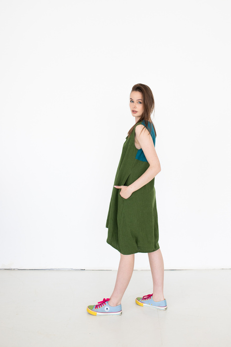 asymetryczna lniana sukienka typ bombka, handmade sukienka zielona z lnu polskiego szyta wPolsce