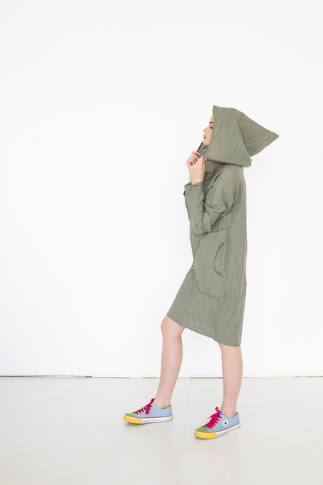 Sukienka lniana z długim rękawem i wielkim kapturem, polski len, polska produkcja, autorski wzór sukienki z lnu