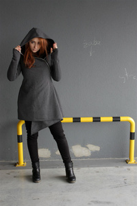 Bluza szara kopertowa , bluza na zamek długa asymetryczna , duży kaptur i wejście na kciuk