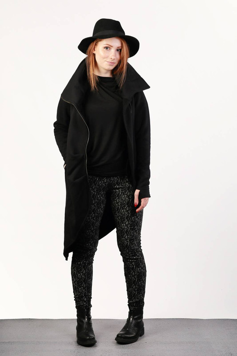 Bluza ze stójką, Płaszczyk czarny zasymetryczny