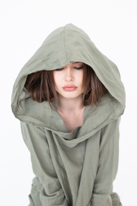 Sukienka lniana z długim rękawem i wielkim kapturem, polski len, polska produkcja, autorski wzór sukienki z lnu